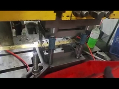 연금으로 세 개의 구멍을 그리며 쉽게 만들 수 있습니다.